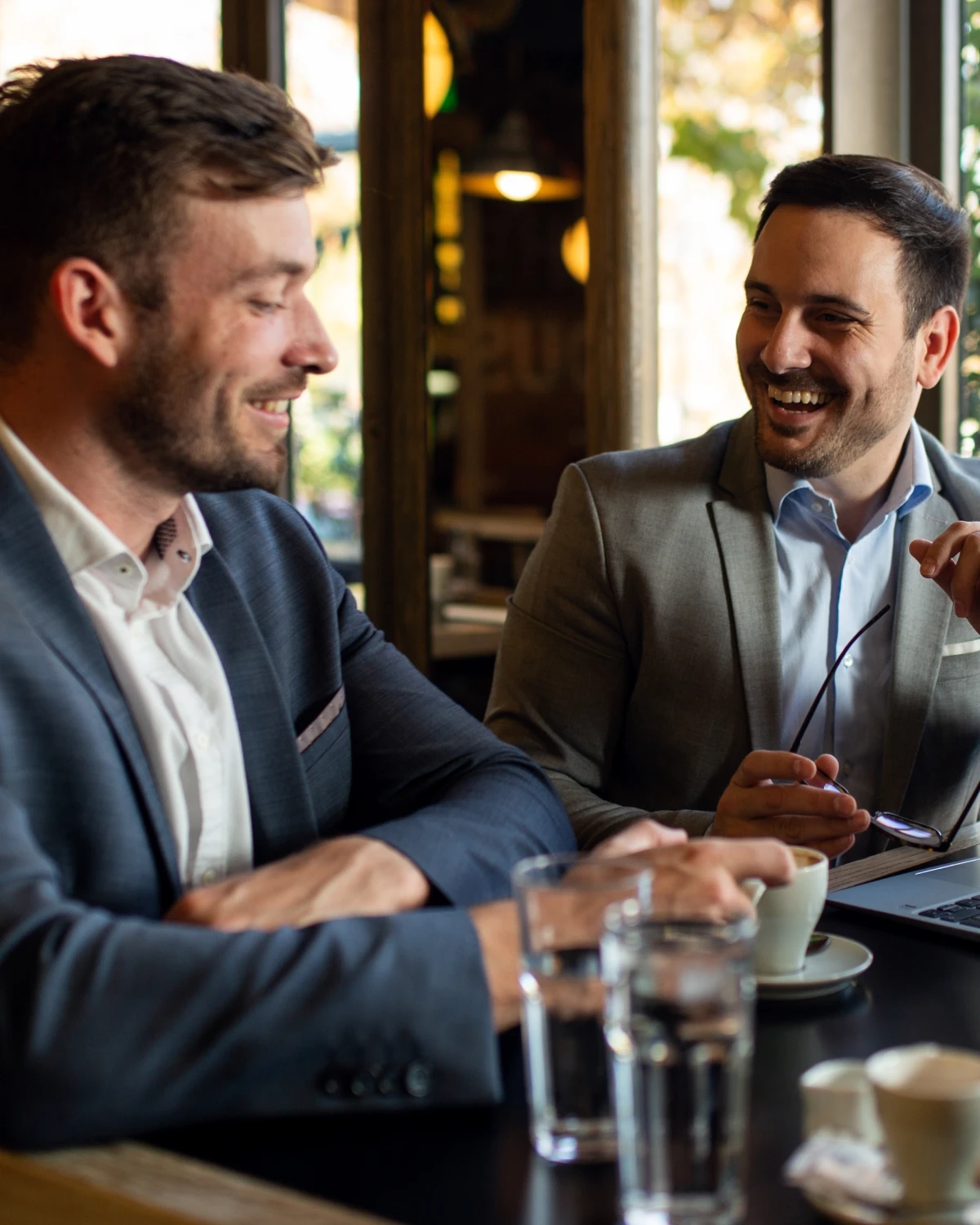 Persona sosteniendo un móvil descubriendo los beneficios de una cuenta que te permite operar en cualquier divisa